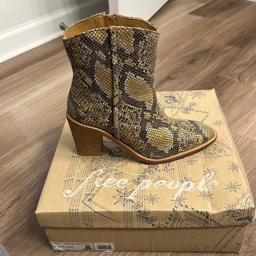 🔥🔥NWT Free People Snake color Boots🔥🔥No Description Needed they speak loud💋